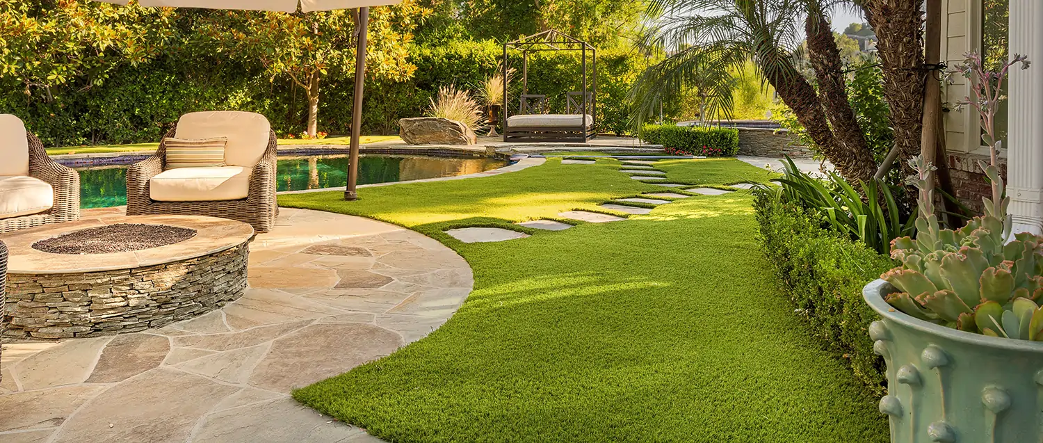 Artificial grass backyard installed by SYNLawn