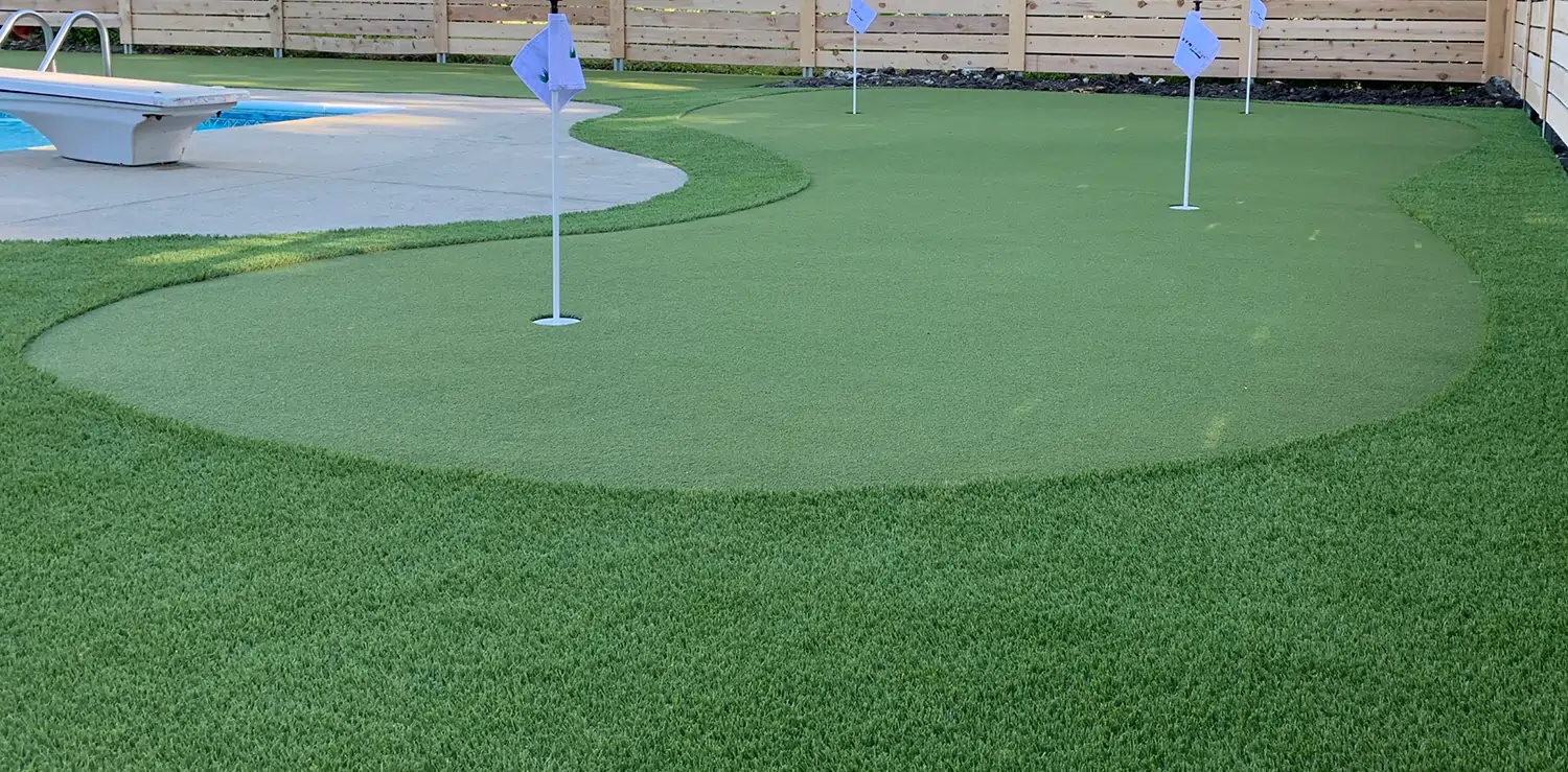 Residential golf green installed by SYNLawn